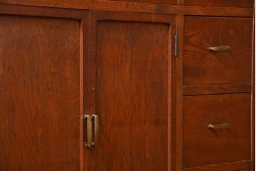 レトロ家具　アンティーク レトロなデザインの作業台付き二段重ね食器棚(カップボード、収納棚)