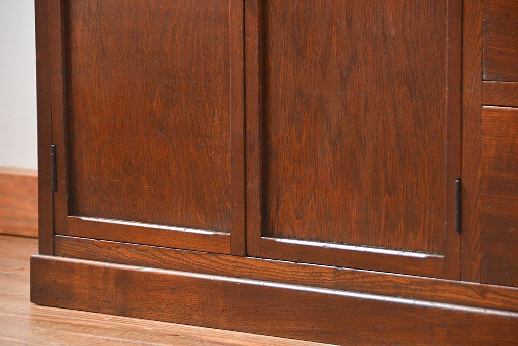 レトロ家具　アンティーク レトロなデザインの作業台付き二段重ね食器棚(カップボード、収納棚)