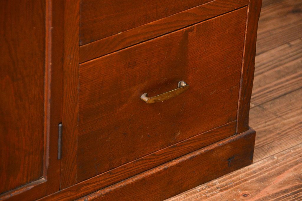 レトロ家具　アンティーク レトロなデザインの作業台付き二段重ね食器棚(カップボード、収納棚)