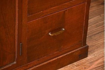 レトロ家具　アンティーク レトロなデザインの作業台付き二段重ね食器棚(カップボード、収納棚)