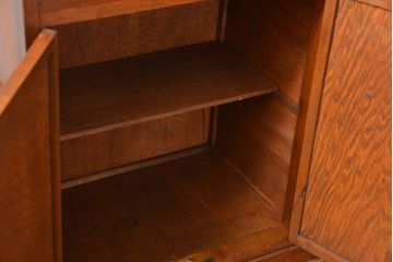 レトロ家具　アンティーク レトロなデザインの作業台付き二段重ね食器棚(カップボード、収納棚)