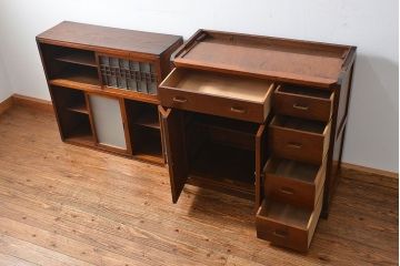 レトロ家具　アンティーク レトロなデザインの作業台付き二段重ね食器棚(カップボード、収納棚)