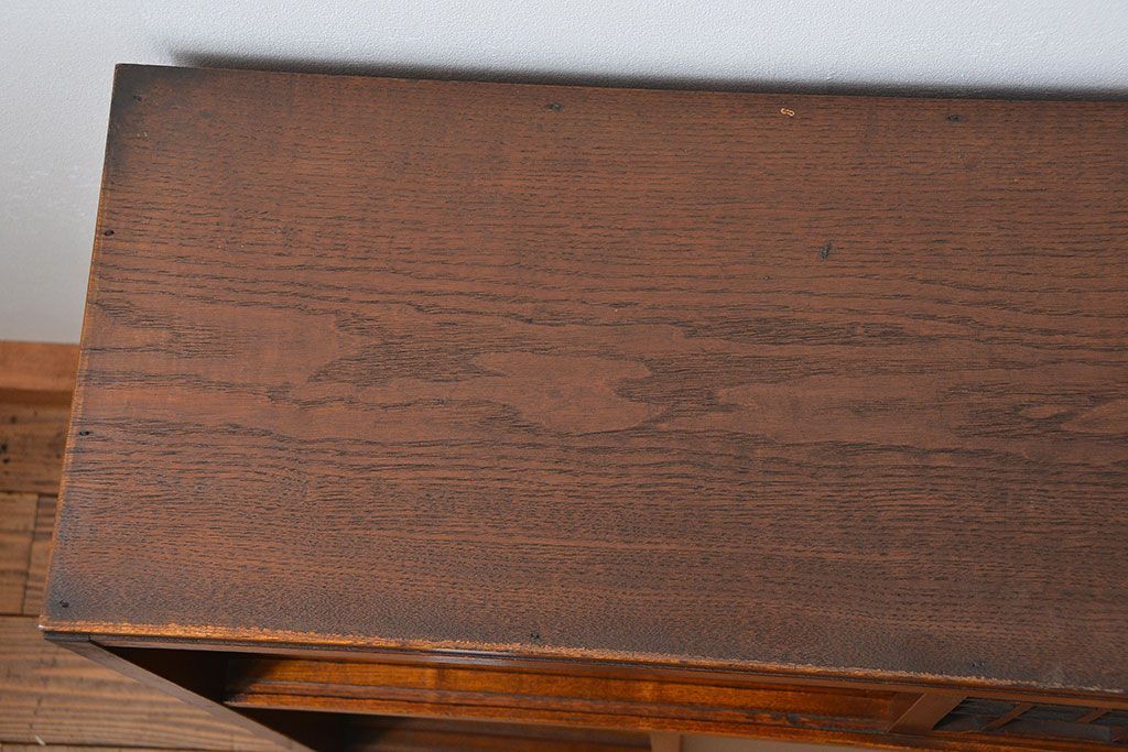 レトロ家具　アンティーク レトロなデザインの作業台付き二段重ね食器棚(カップボード、収納棚)