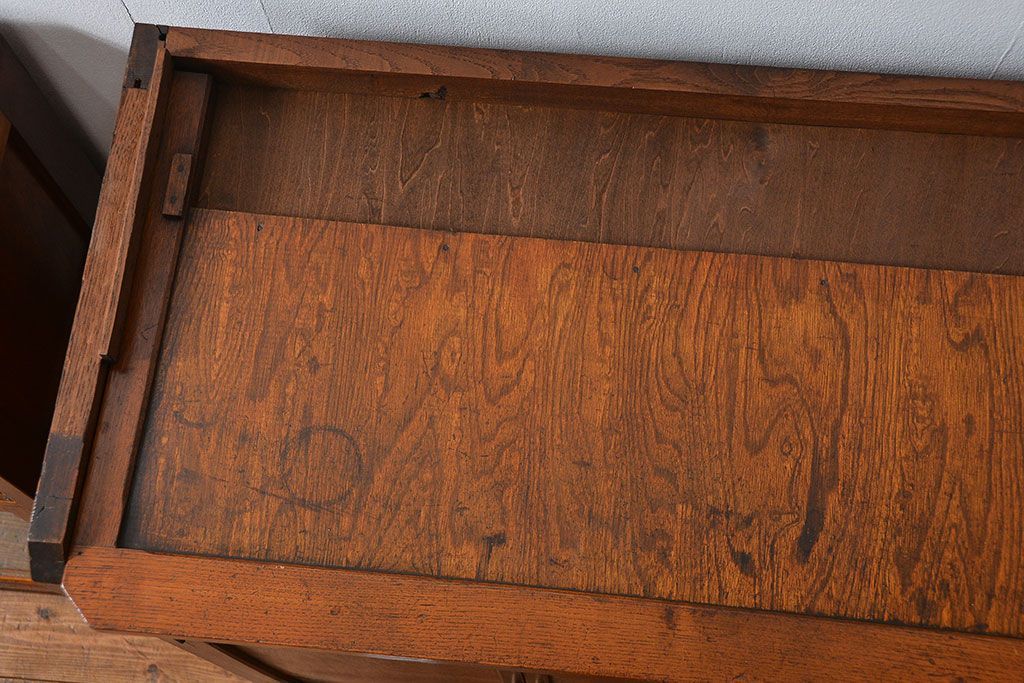 レトロ家具　アンティーク レトロなデザインの作業台付き二段重ね食器棚(カップボード、収納棚)