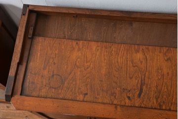 レトロ家具　アンティーク レトロなデザインの作業台付き二段重ね食器棚(カップボード、収納棚)