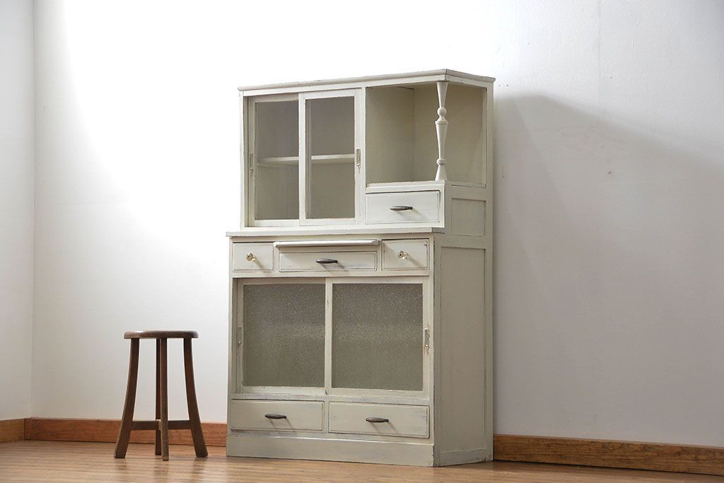 レトロ家具　アンティークペイント仕上げ　レトロな作業台付き食器棚(収納棚、キッチンキャビネット)