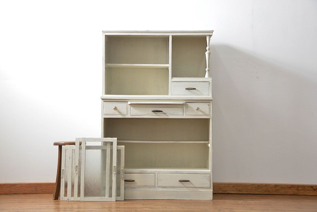 レトロ家具　アンティークペイント仕上げ　レトロな作業台付き食器棚(収納棚、キッチンキャビネット)