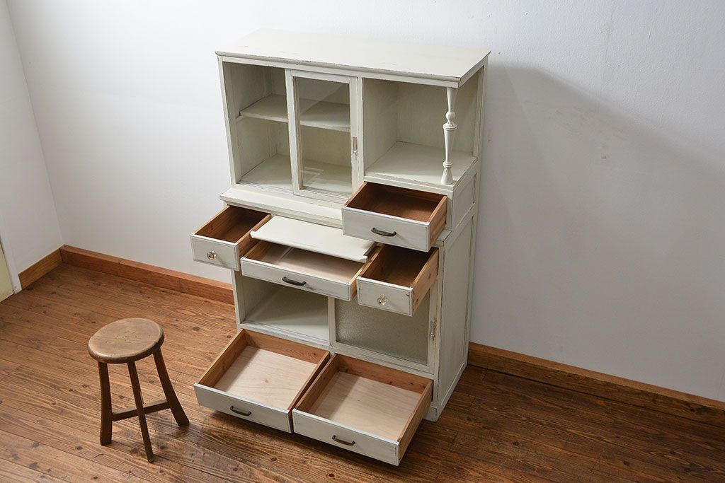 レトロ家具　アンティークペイント仕上げ　レトロな作業台付き食器棚(収納棚、キッチンキャビネット)