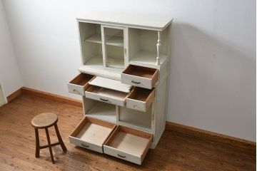 レトロ家具　アンティークペイント仕上げ　レトロな作業台付き食器棚(収納棚、キッチンキャビネット)