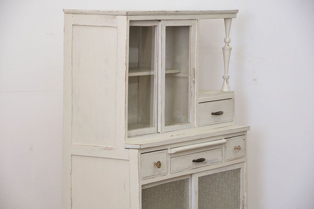 レトロ家具　アンティークペイント仕上げ　レトロな作業台付き食器棚(収納棚、キッチンキャビネット)