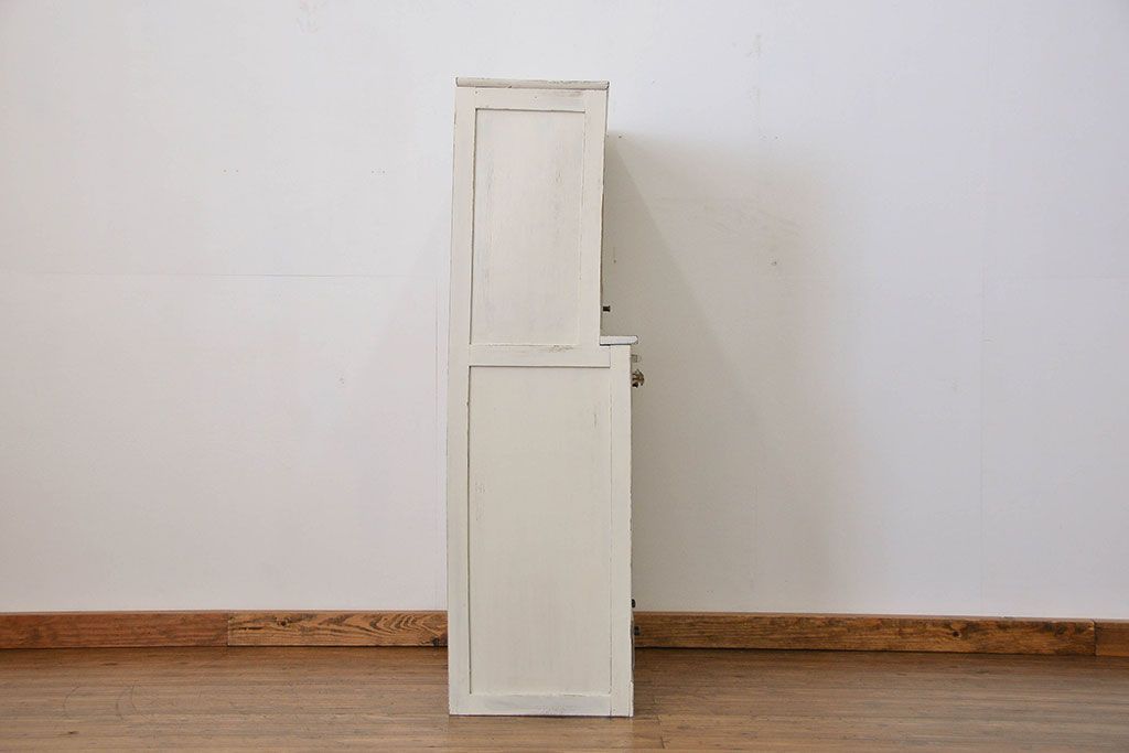 レトロ家具　アンティークペイント仕上げ　レトロな作業台付き食器棚(収納棚、キッチンキャビネット)