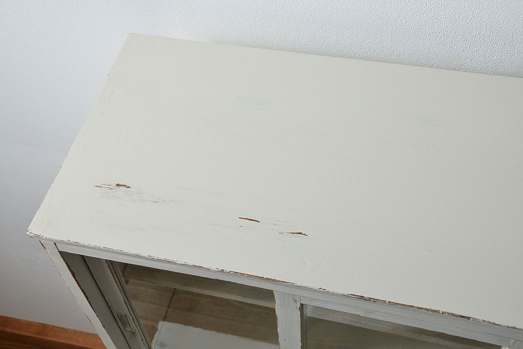 レトロ家具　アンティークペイント仕上げ　レトロな作業台付き食器棚(収納棚、キッチンキャビネット)