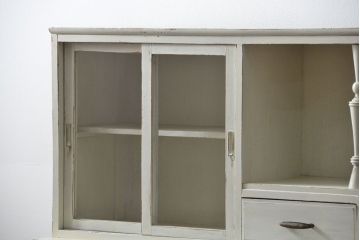 レトロ家具　アンティークペイント仕上げ　レトロな作業台付き食器棚(収納棚、キッチンキャビネット)