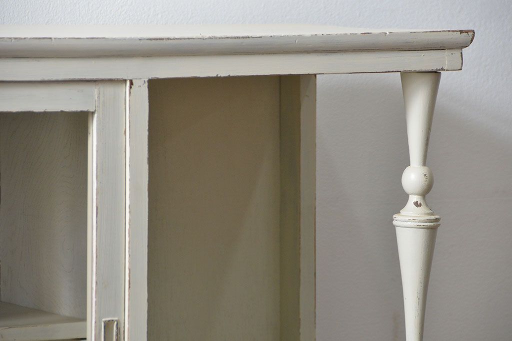 レトロ家具　アンティークペイント仕上げ　レトロな作業台付き食器棚(収納棚、キッチンキャビネット)