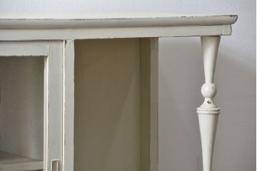 レトロ家具　アンティークペイント仕上げ　レトロな作業台付き食器棚(収納棚、キッチンキャビネット)