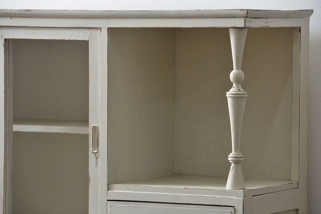 レトロ家具　アンティークペイント仕上げ　レトロな作業台付き食器棚(収納棚、キッチンキャビネット)