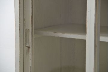 レトロ家具　アンティークペイント仕上げ　レトロな作業台付き食器棚(収納棚、キッチンキャビネット)