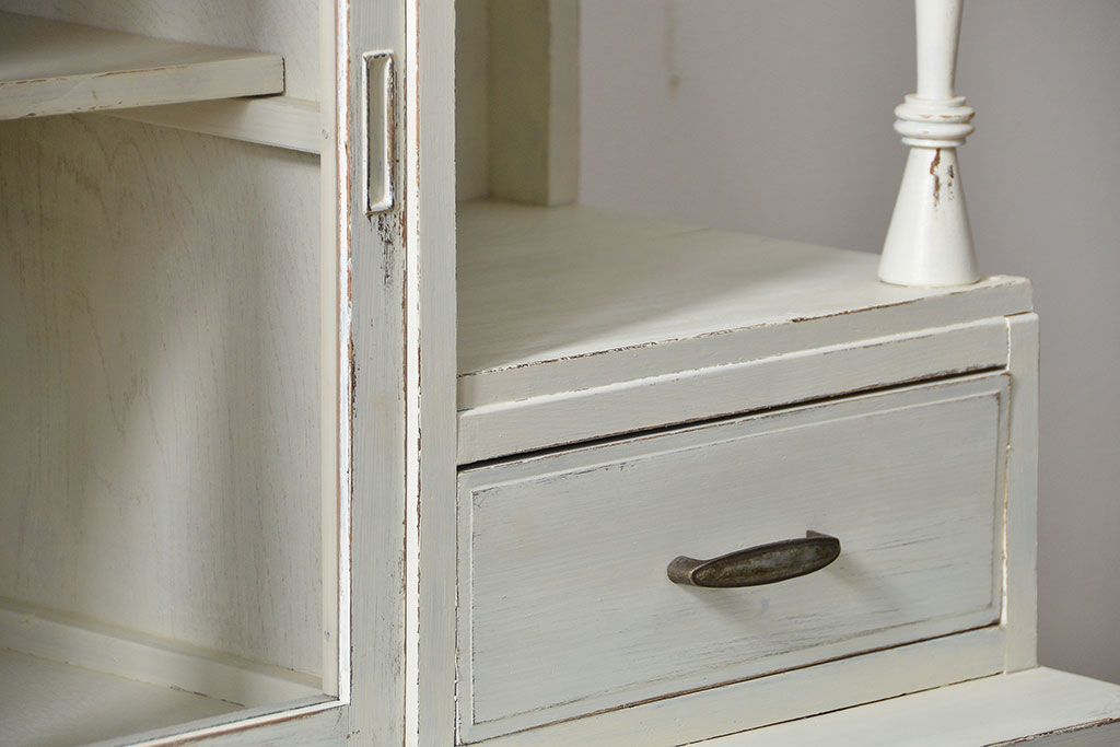 レトロ家具　アンティークペイント仕上げ　レトロな作業台付き食器棚(収納棚、キッチンキャビネット)