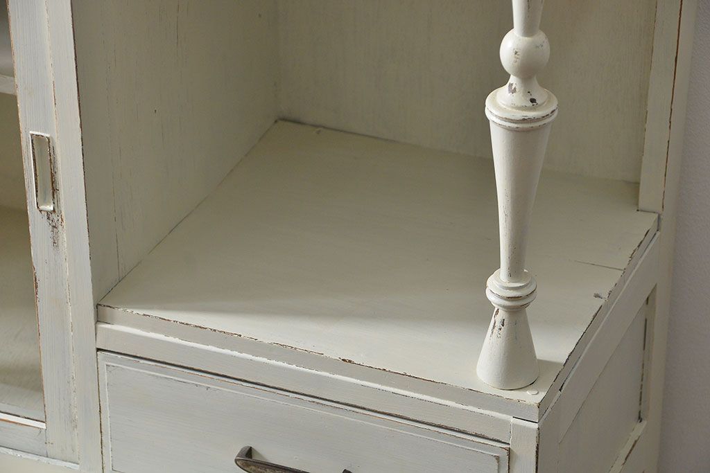 レトロ家具　アンティークペイント仕上げ　レトロな作業台付き食器棚(収納棚、キッチンキャビネット)