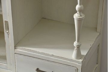 レトロ家具　アンティークペイント仕上げ　レトロな作業台付き食器棚(収納棚、キッチンキャビネット)