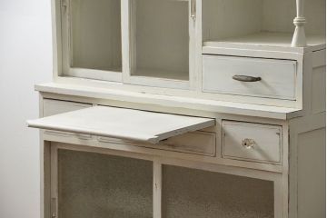 レトロ家具　アンティークペイント仕上げ　レトロな作業台付き食器棚(収納棚、キッチンキャビネット)