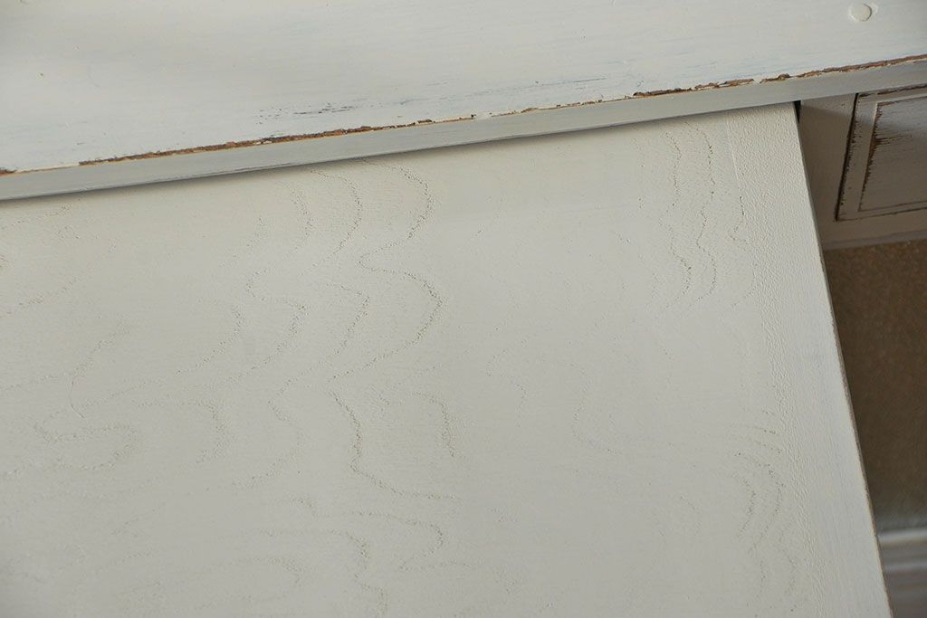 レトロ家具　アンティークペイント仕上げ　レトロな作業台付き食器棚(収納棚、キッチンキャビネット)