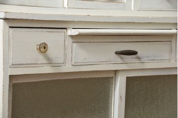 レトロ家具　アンティークペイント仕上げ　レトロな作業台付き食器棚(収納棚、キッチンキャビネット)