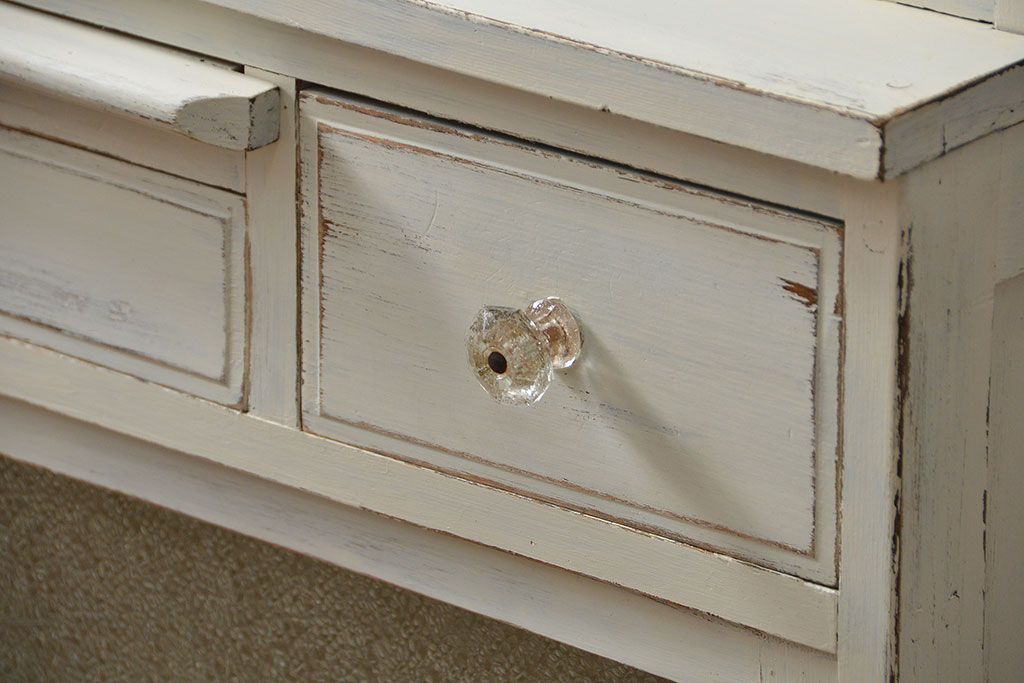 レトロ家具　アンティークペイント仕上げ　レトロな作業台付き食器棚(収納棚、キッチンキャビネット)