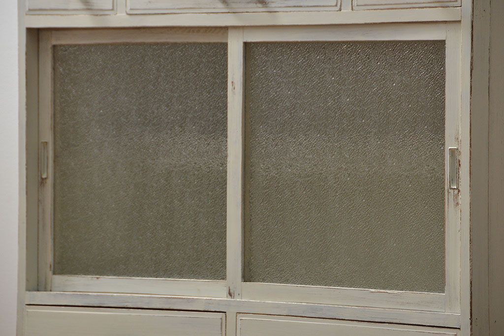 レトロ家具　アンティークペイント仕上げ　レトロな作業台付き食器棚(収納棚、キッチンキャビネット)