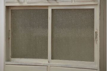 レトロ家具　アンティークペイント仕上げ　レトロな作業台付き食器棚(収納棚、キッチンキャビネット)