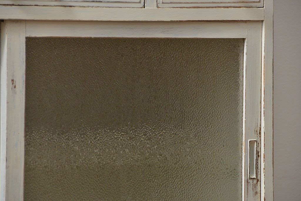 レトロ家具　アンティークペイント仕上げ　レトロな作業台付き食器棚(収納棚、キッチンキャビネット)