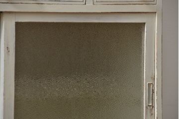 レトロ家具　アンティークペイント仕上げ　レトロな作業台付き食器棚(収納棚、キッチンキャビネット)