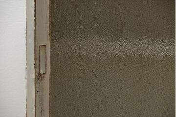 レトロ家具　アンティークペイント仕上げ　レトロな作業台付き食器棚(収納棚、キッチンキャビネット)