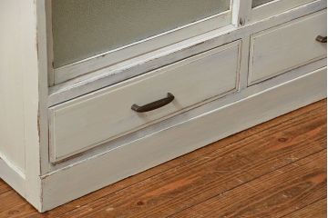 レトロ家具　アンティークペイント仕上げ　レトロな作業台付き食器棚(収納棚、キッチンキャビネット)