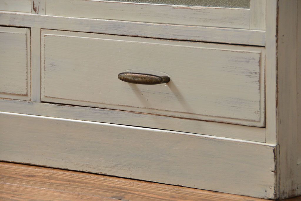 レトロ家具　アンティークペイント仕上げ　レトロな作業台付き食器棚(収納棚、キッチンキャビネット)