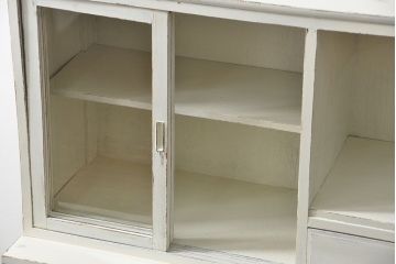 レトロ家具　アンティークペイント仕上げ　レトロな作業台付き食器棚(収納棚、キッチンキャビネット)