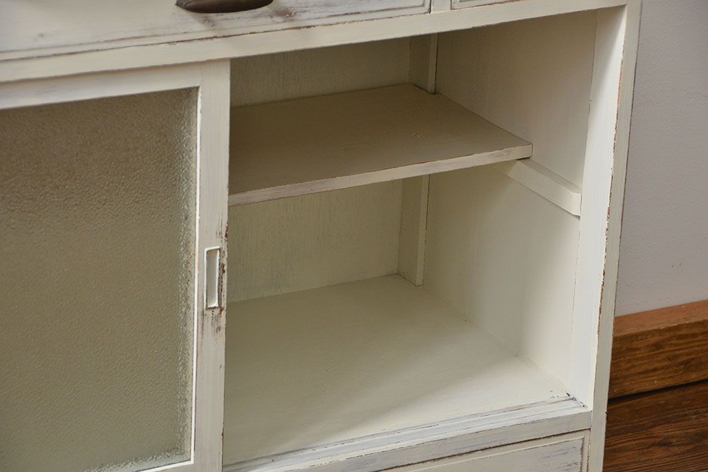 レトロ家具　アンティークペイント仕上げ　レトロな作業台付き食器棚(収納棚、キッチンキャビネット)