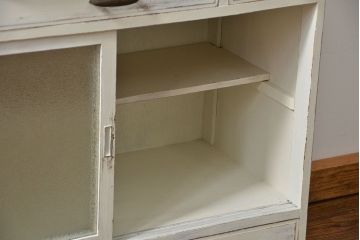 レトロ家具　アンティークペイント仕上げ　レトロな作業台付き食器棚(収納棚、キッチンキャビネット)