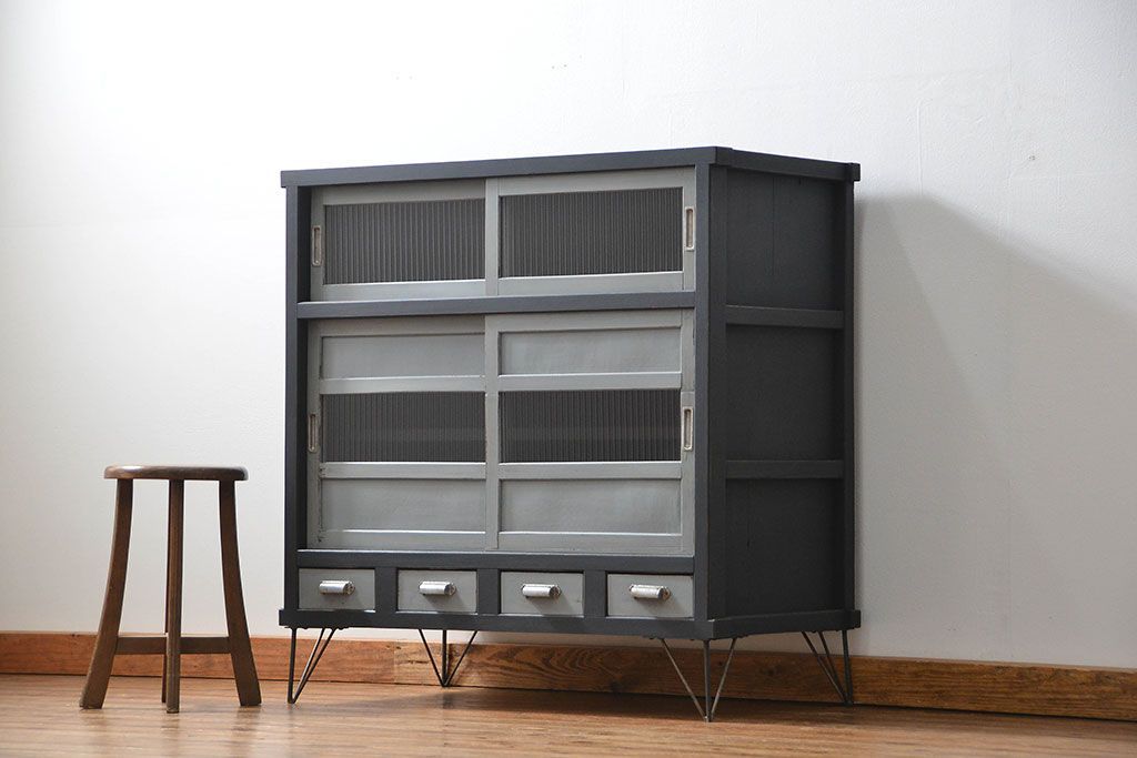 アンティーク家具　アンティークペイント　モールガラス入りの鉄脚収納棚(サイドボード、戸棚)