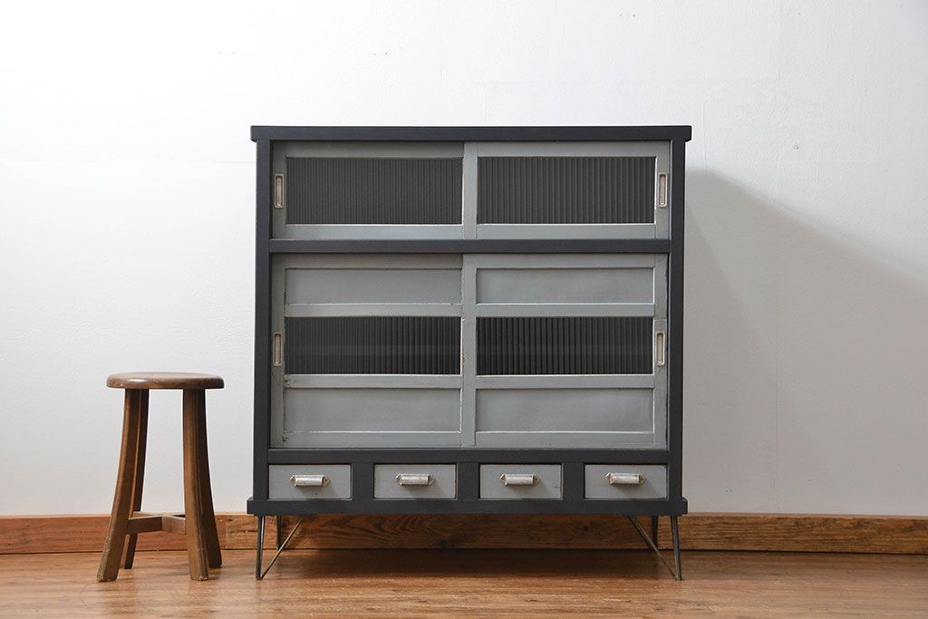 アンティーク家具　アンティークペイント　モールガラス入りの鉄脚収納棚(サイドボード、戸棚)