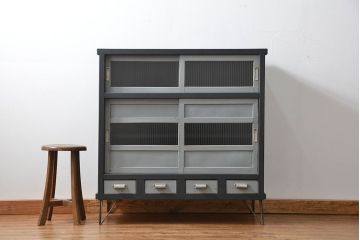 アンティーク家具　アンティークペイント　モールガラス入りの鉄脚収納棚(サイドボード、戸棚)