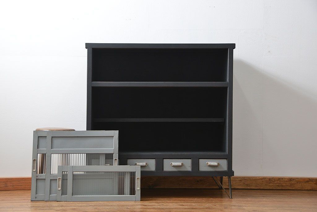 アンティーク家具　アンティークペイント　モールガラス入りの鉄脚収納棚(サイドボード、戸棚)