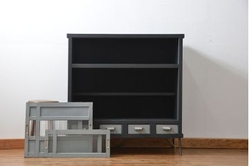 アンティーク家具　アンティークペイント　モールガラス入りの鉄脚収納棚(サイドボード、戸棚)