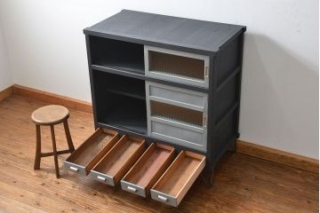 アンティーク家具　アンティークペイント　モールガラス入りの鉄脚収納棚(サイドボード、戸棚)