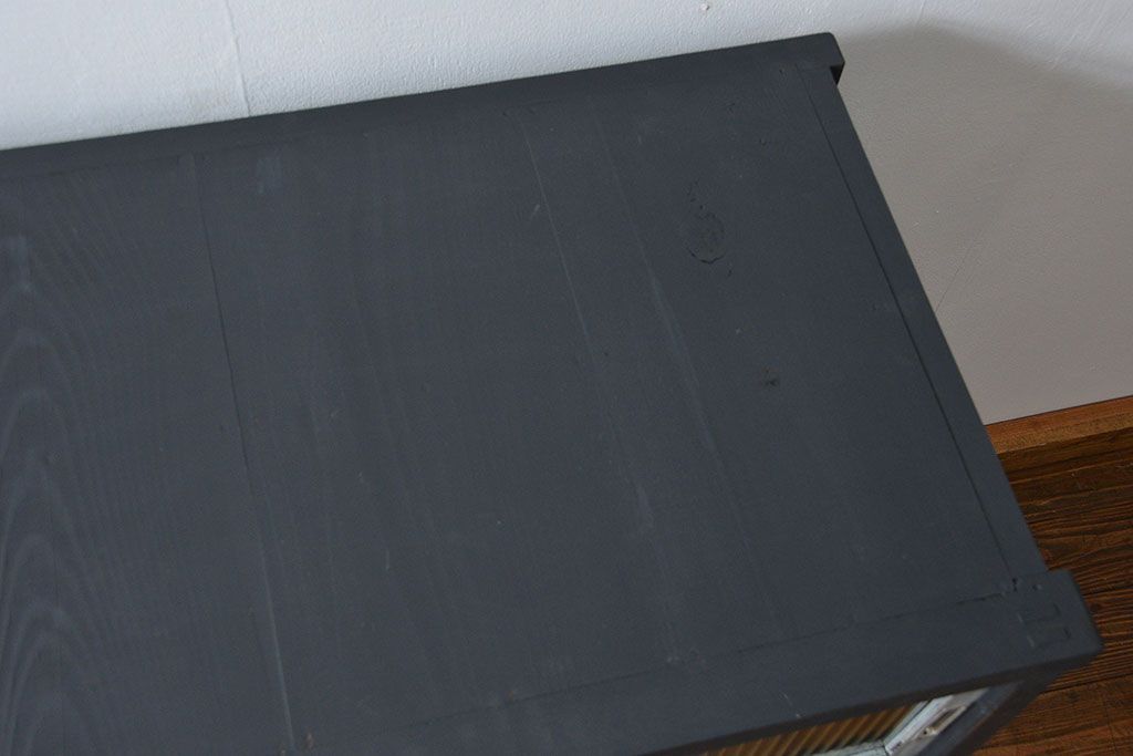 アンティーク家具　アンティークペイント　モールガラス入りの鉄脚収納棚(サイドボード、戸棚)