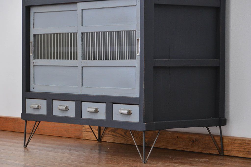 アンティーク家具　アンティークペイント　モールガラス入りの鉄脚収納棚(サイドボード、戸棚)