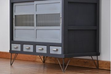 アンティーク家具　アンティークペイント　モールガラス入りの鉄脚収納棚(サイドボード、戸棚)