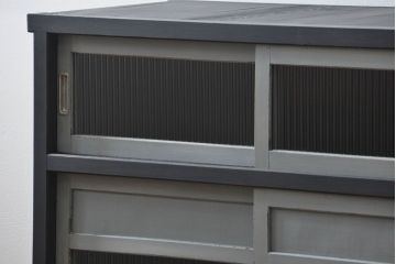 アンティーク家具　アンティークペイント　モールガラス入りの鉄脚収納棚(サイドボード、戸棚)