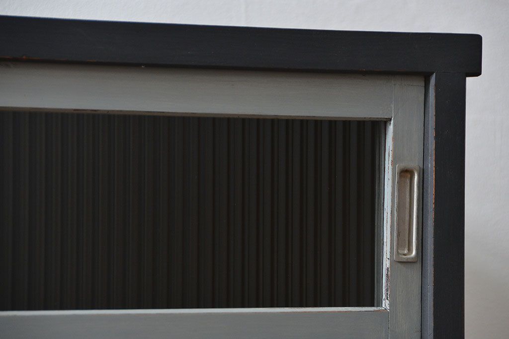 アンティーク家具　アンティークペイント　モールガラス入りの鉄脚収納棚(サイドボード、戸棚)