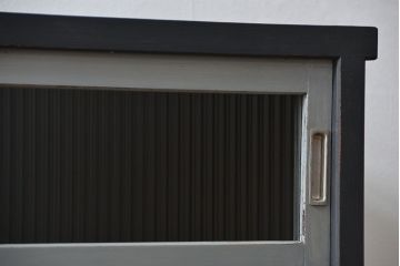 アンティーク家具　アンティークペイント　モールガラス入りの鉄脚収納棚(サイドボード、戸棚)